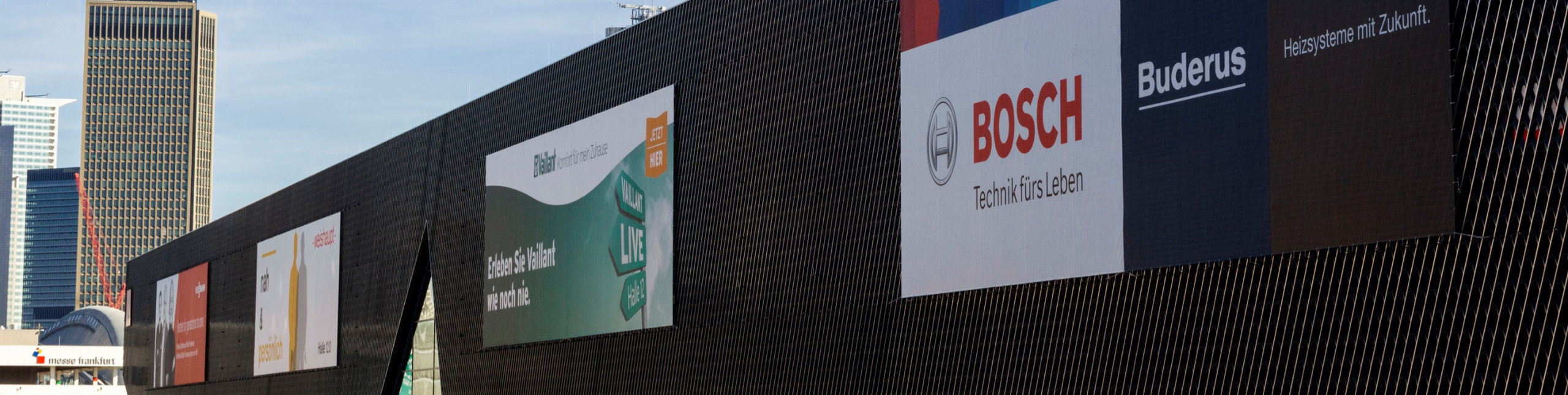Werbung auf dem Außengelände der Messe Frankfurt