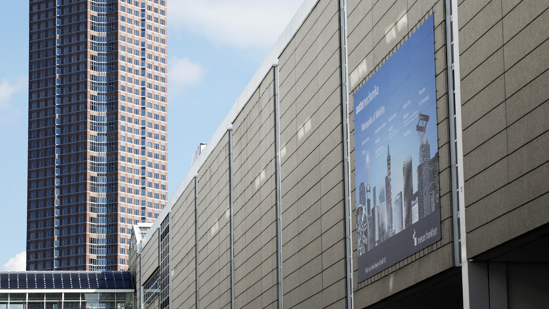 Megaposter an einer Hallenfassade
