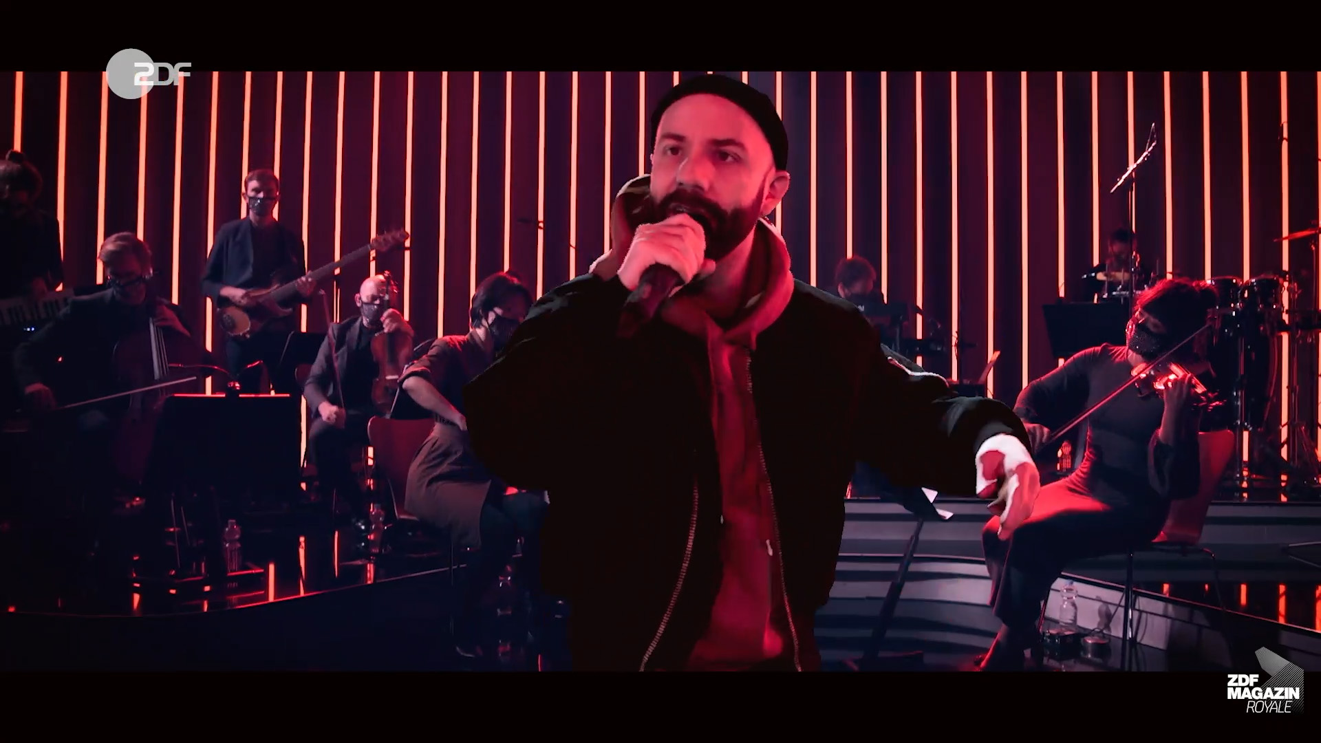 Woodkid @ ZDF Magazin Royale is barely distinguishable from a real stage performance