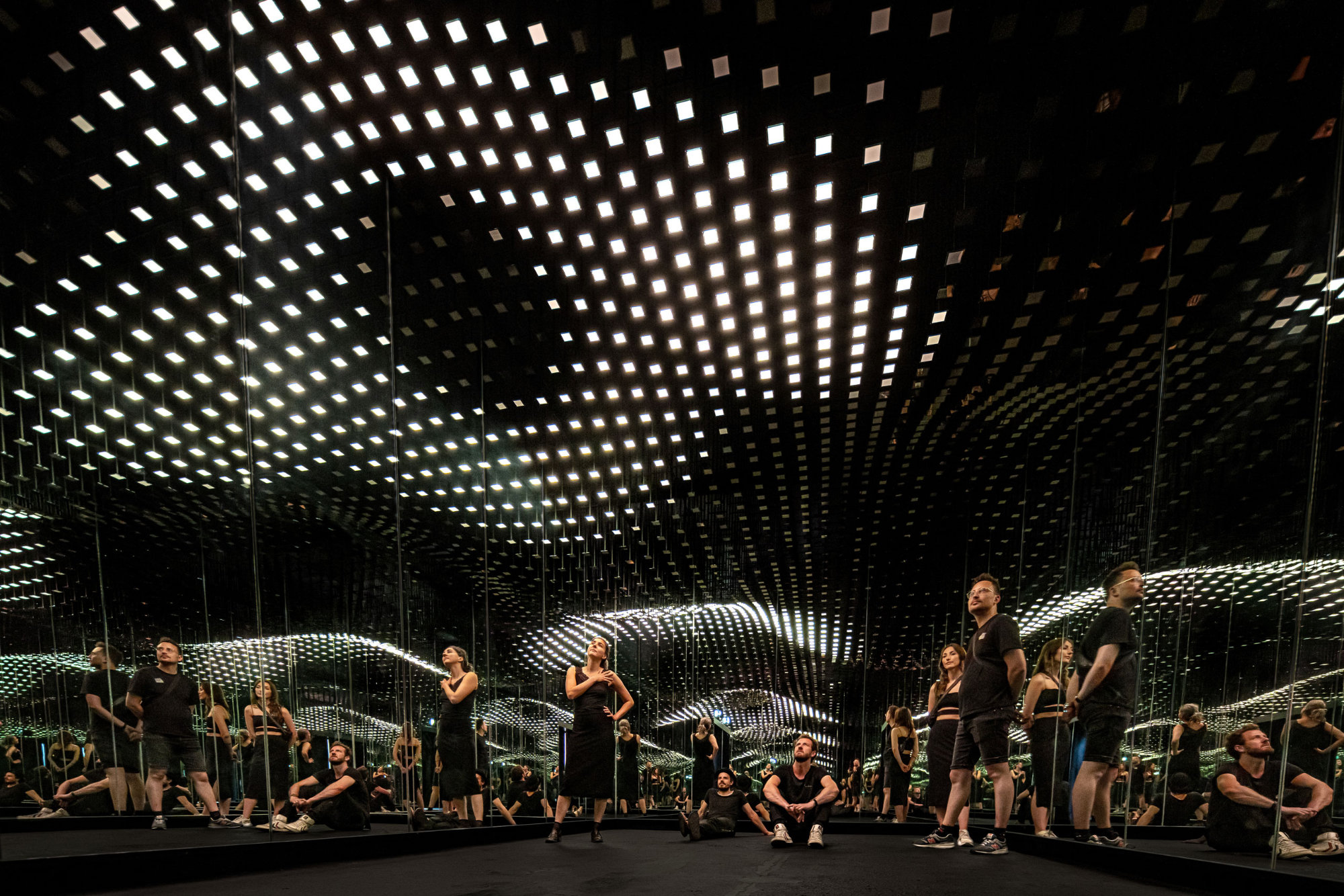 Eine Parallelwelt aus Licht, Raum und Klang: Das ist die Ausstellung „Dark Matter“. Foto: Ralph Larmann