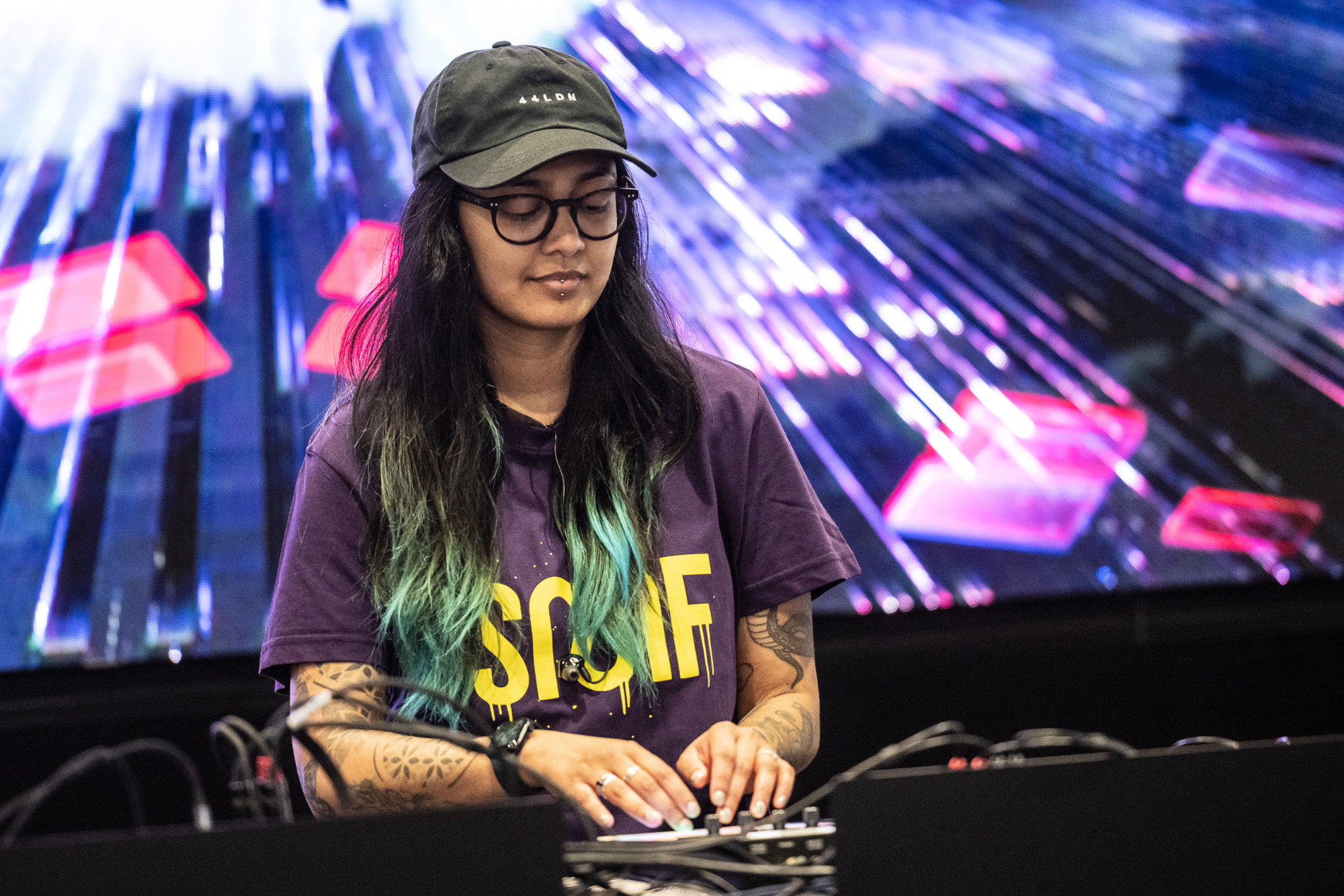 Zu den Live-Acts im Performance + Production Hub zählt die Londonder DJane und Producerin Gnarly.