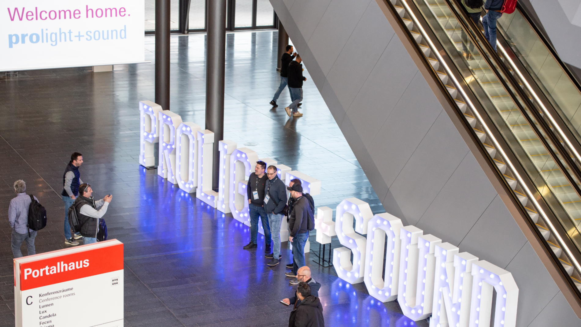 Fair visitors in the Portalhaus