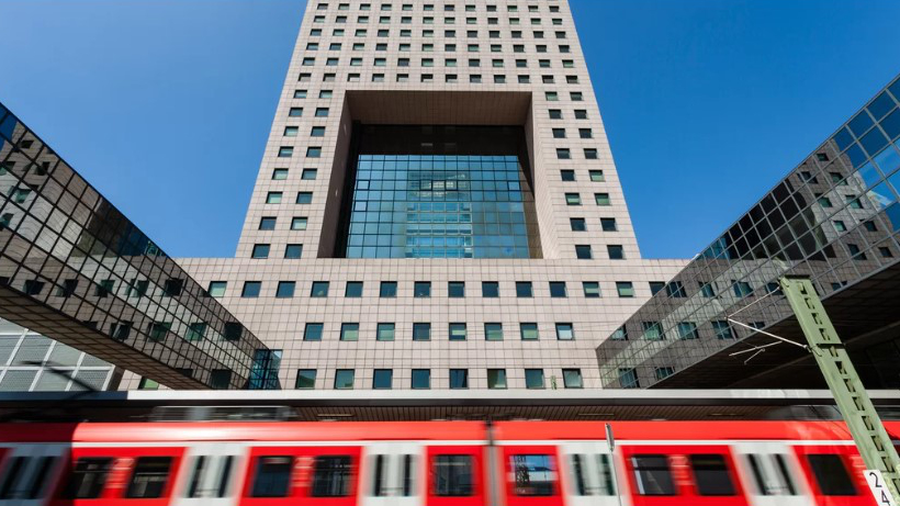 S-Bahn vor dem Torhaus der Messe Frankfurt