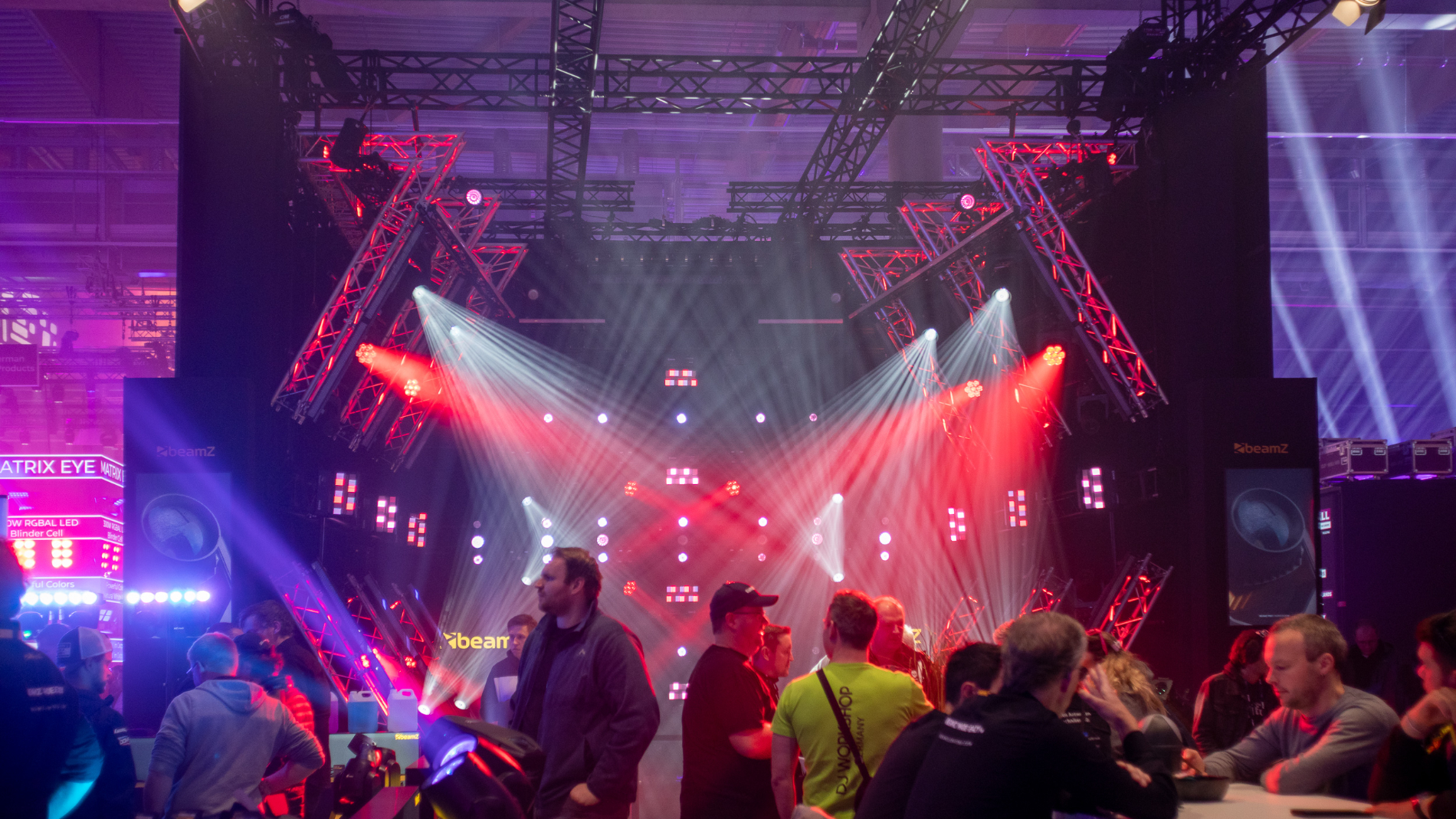 Besucher auf der Prolight + Sound