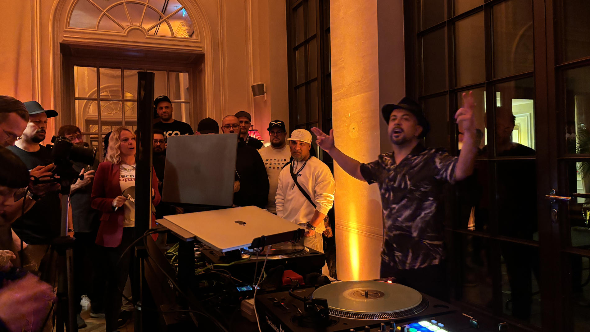 DJ